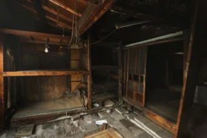 cluttered-interior-abandoned-house_wynik